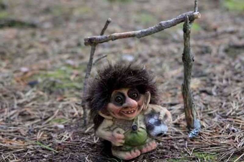 Troll, gutt med ball 
